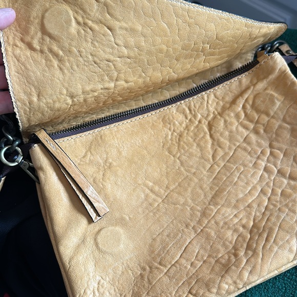 BEAUTIFUL MAXON COLLECTION PEBBLED LEATHER HANDBAG. Yellow-tan color. VG/EUC. - Picture 6 of 13